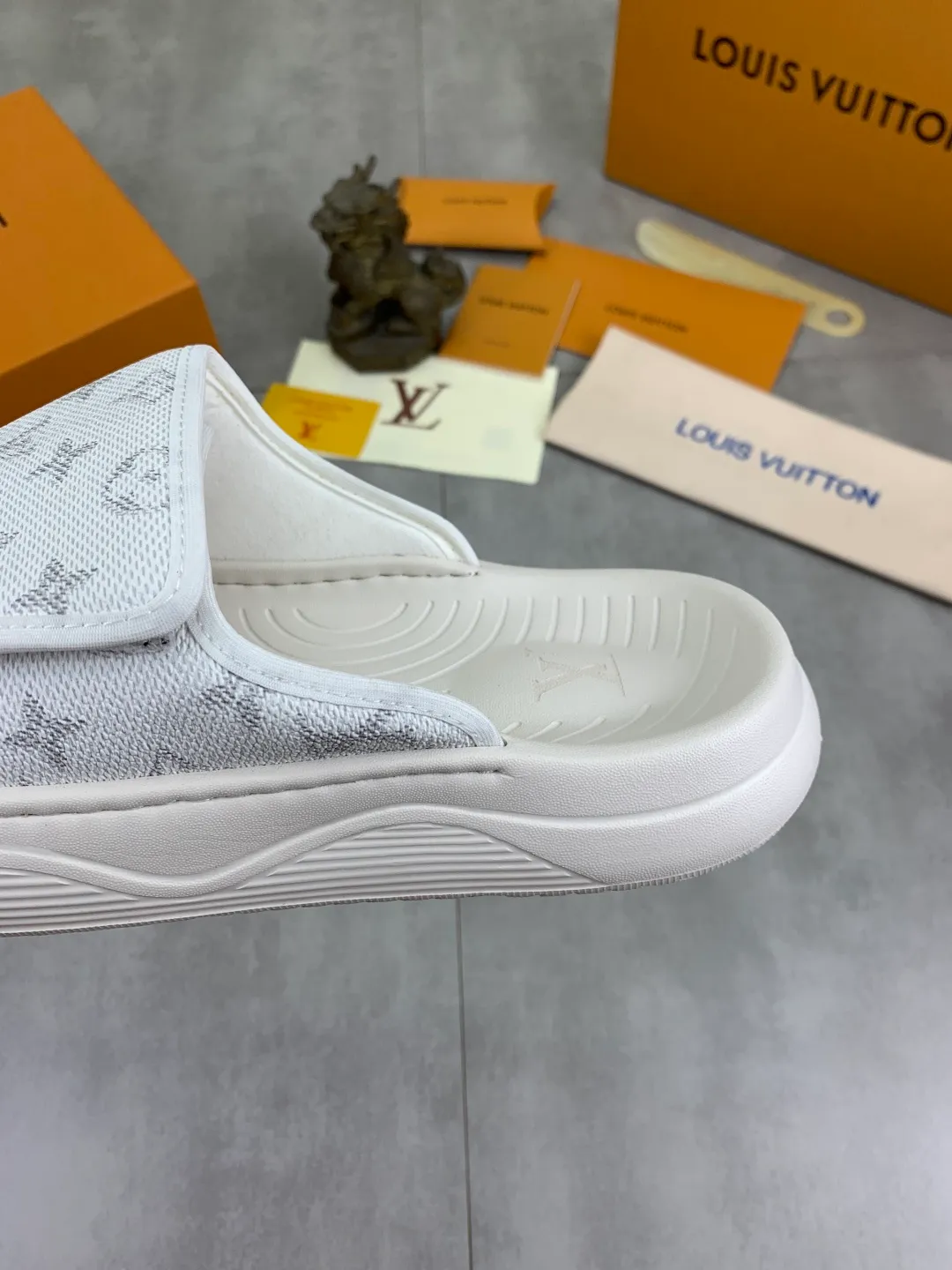 Men's shoes 💰P320💰【New style】🆘 Original quality 【LOUIS VUITTON】The popular Louis Vuitton LV men's slippers on the official website are on sale simultaneously! Original fabric imported from Italy. Original bottom provided by the original factory. Number of yards: 38-44 (customized to 45). Multiple colors to choose from. Fully packaged drawer box.